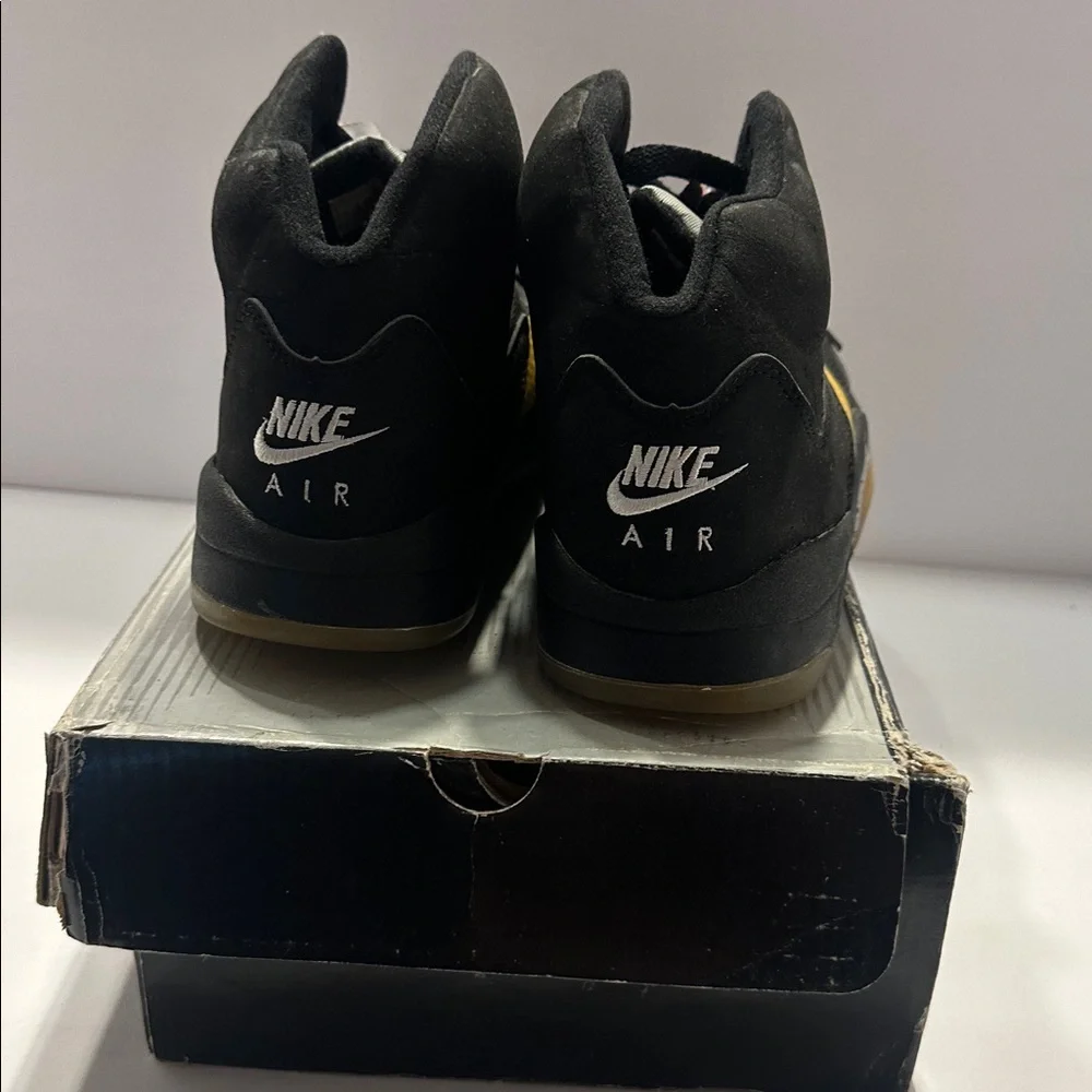 Jordan Men's Sneakers in Black and Gold Jordan v retro - Picture 2 of 4